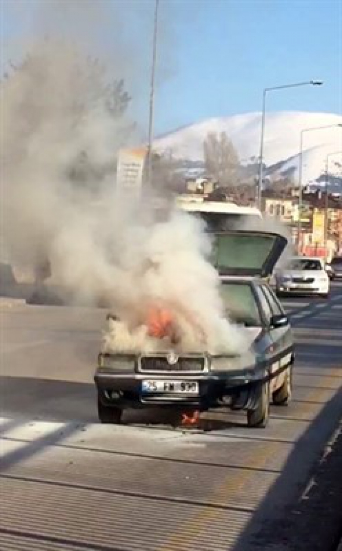 Erzurum’da yanan otomobil küle döndü