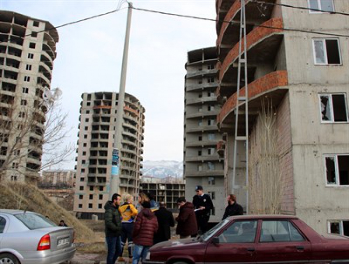 Erzurum'da Yarım kalan konutlar tehlike saçıyor:' İntihar…