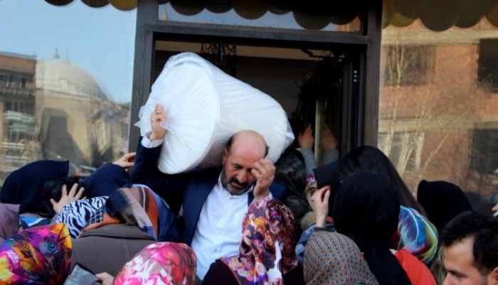 Erzurum’da yeni açılan mağazada izdiham çıktı bayılanlar oldu