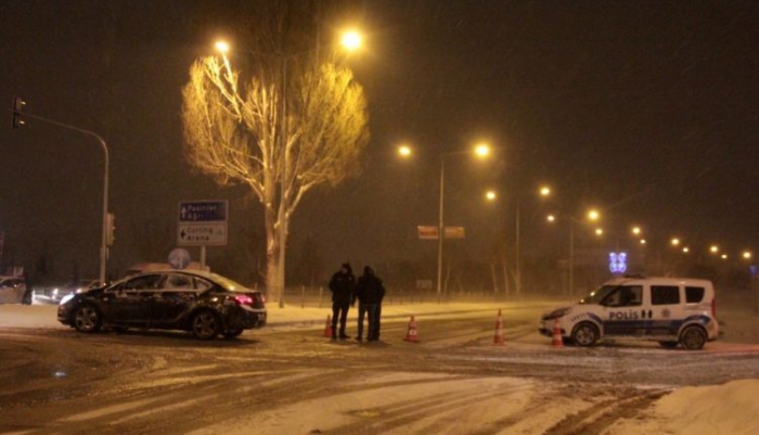 Erzurum’da yoğun kar ve tipi yolları ulaşıma kapadı