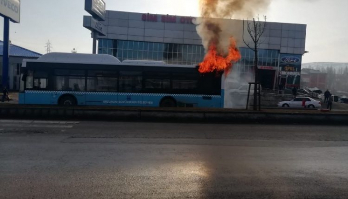 Erzurum’da yolcu otobüsü alev alev yandı