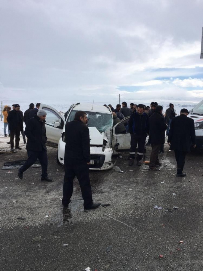 Erzurum'da yolcu otobüsü kamyonete çarptı: 3 yaralı