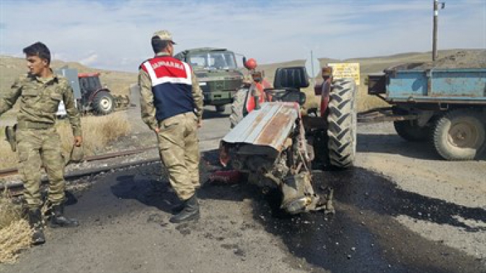 Erzurum'da yolcu treninin çarptığı traktör sürücüsü öldü