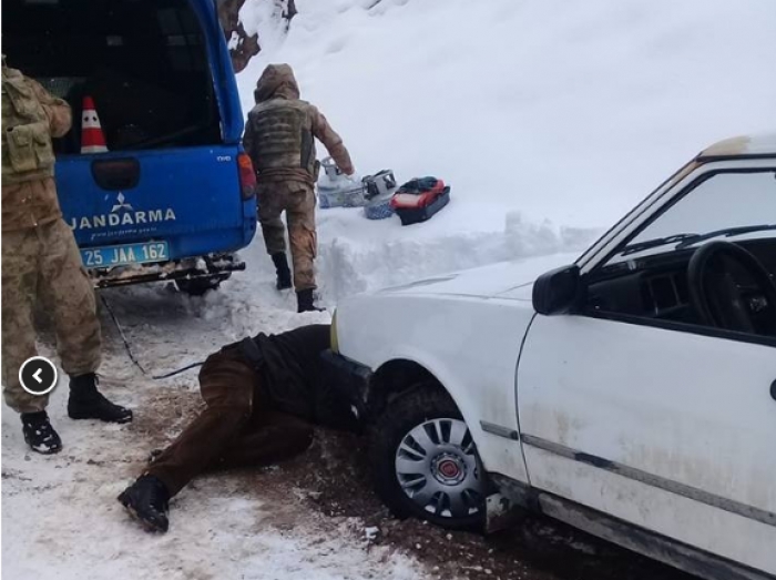 Erzurum’da Yolda Kalan Sürücünün İmdadına Jandarma Yetişti