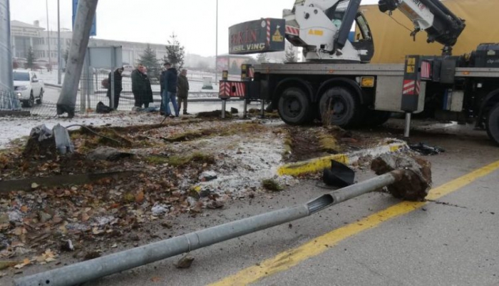 Erzurum’da yoldaki buzlanma trafik kazasına neden oldu