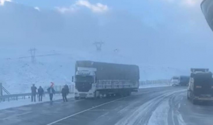 Erzurum’da yollar buz pistine döndü, onlarca tır mahsur kaldı