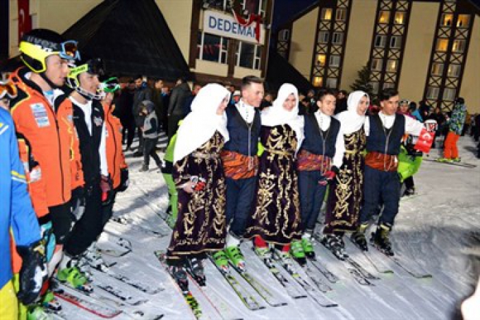 Erzurum'da Yöresel Kıyafetleriyle Kayak Yaptılar