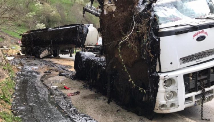 Erzurum’da  Zift dolu tanker devrildi