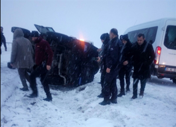 Erzurum’da zırhlı polis aracı kaza yaptı: 3 yaralı 