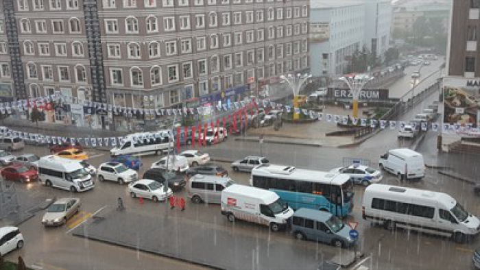 Erzurum'daki sel baskınında birçok araç yolda mahsur kaldı