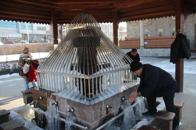 Erzurum eksi 16’yı gördü şadırvanlar adeta buzdan şelaleye döndü