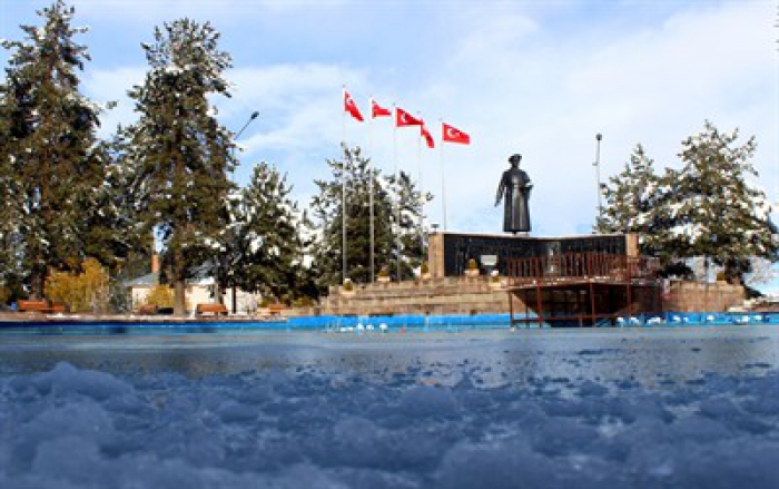 Erzurum havuz başındaki süs havuzu dondu