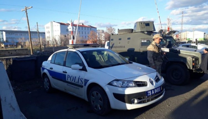 Erzurum Horasan’da araçlar geri çevriliyor