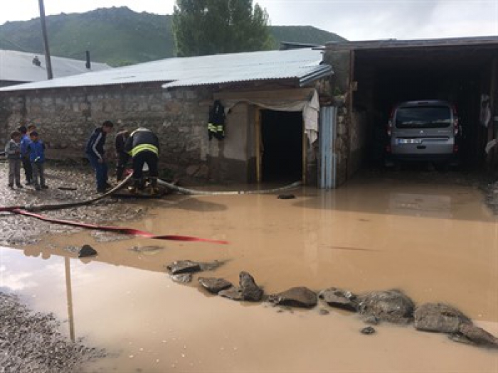 Erzurum Horasan’da dere taştı köyler su altında kaldı