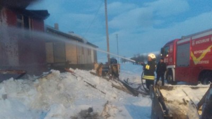 Erzurum Horasan'da iki ev yanarak kül oldu