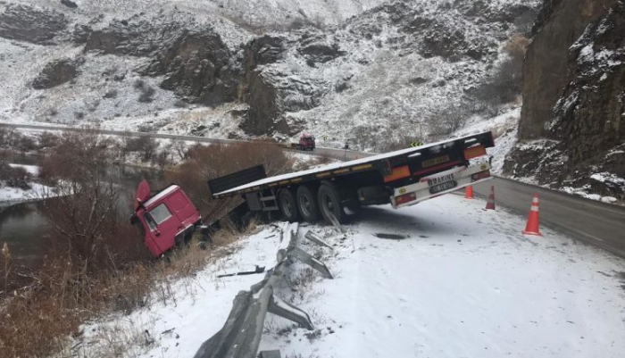 Erzurum Kars karayolunda tır şarampole uçtu! 1 yaralı