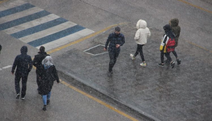 Erzurum kent merkezine mevsimin ilk karı yağdı