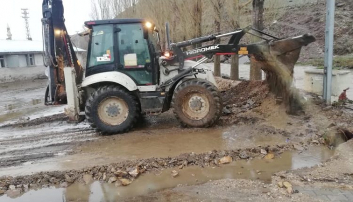 Erzurum Köprüköy’de yoğun yağış sele neden oldu