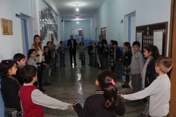 Erzurum Okulda Halay Çekerek Öğrenciler Isınıyor