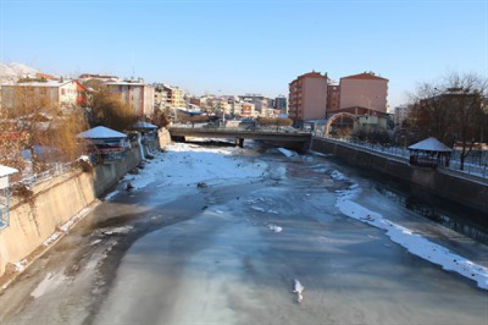 Erzurum Oltu çayı buz tuttu