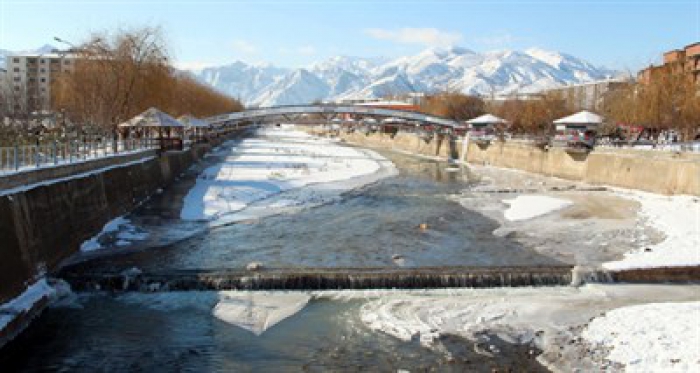 Erzurum Oltu Çayına düşen tavuğu itfaiye yardımıyla kurtardılar