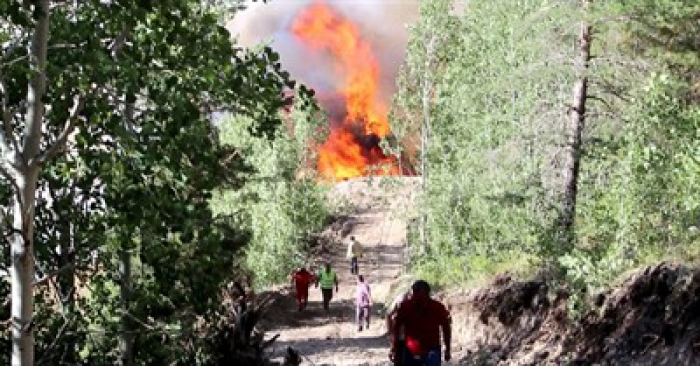 Erzurum Oltu'daki devam eden yangın kokutuyor