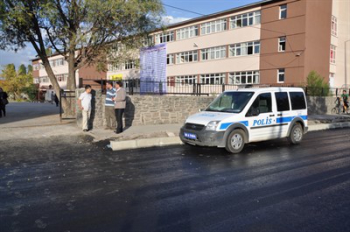 Erzurum polisinden okul önlerinde uygulama