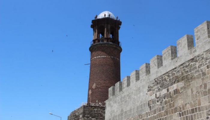 Erzurum Saat Kulesi kale mescidinin minaresi olarak inşa edildi 