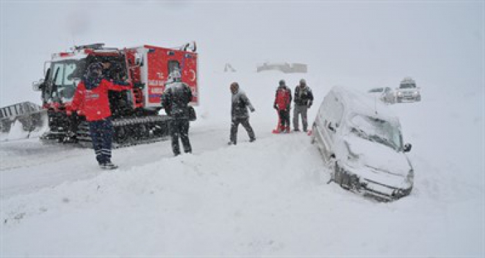 Erzurum Şarampole uçan otomobil karla mücadele ekiplerince kurtarıldı 