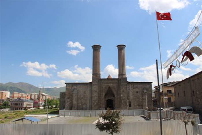 Erzurum Tarihi Çifte Minareli Medresede çevre düzenlenmesi 