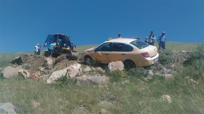 Erzurum Ticari araç şarampolde asılı kaldı 