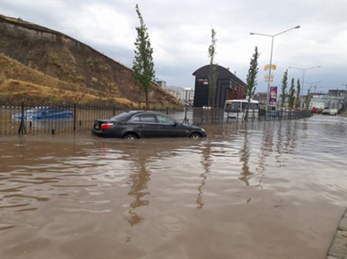 Erzurum'u Sel bastı araçlar ve vatandaşlar yollarda mahsur kaldı…