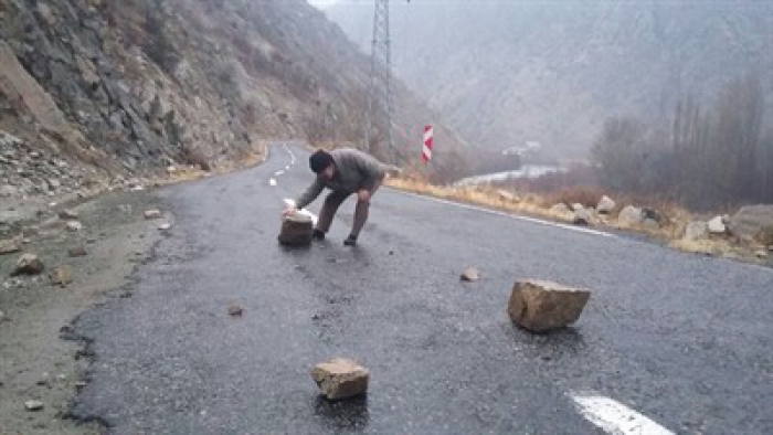 Erzurum'un bir ilçesinde yola düşen dev kaya parçaları sürücülere zor anlar yaşattı