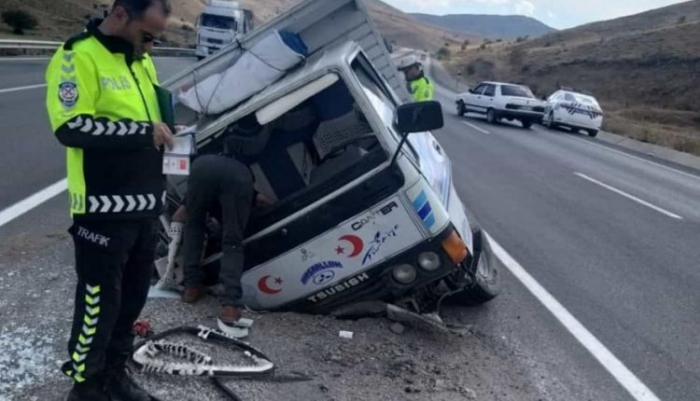 Erzurum’un ilçesin’de el freni çekilmeyen kamyonet refüje çarparak durdu