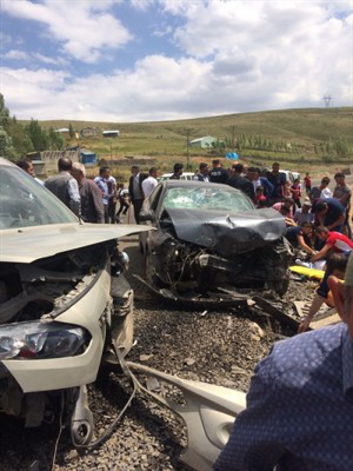 Erzurum'un ilçesinde korkunç kaza! 12 yaralı