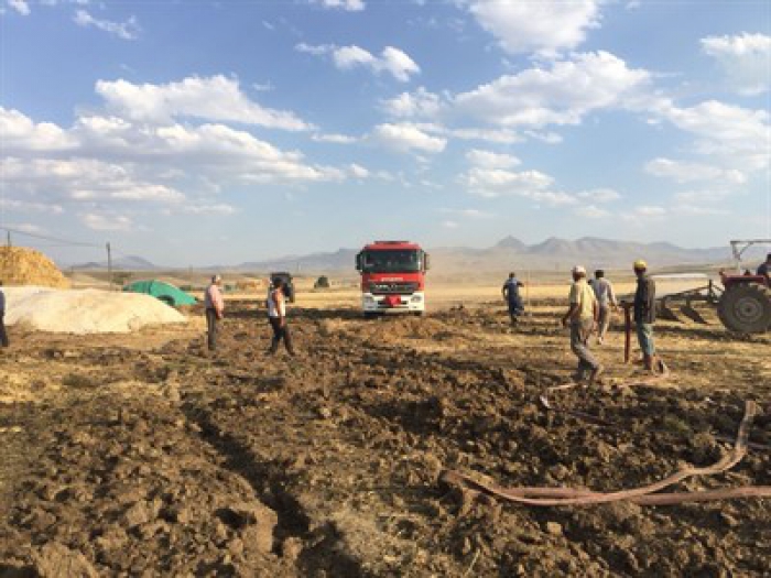 Erzurum’un ilçesinde korkutan ot yangını