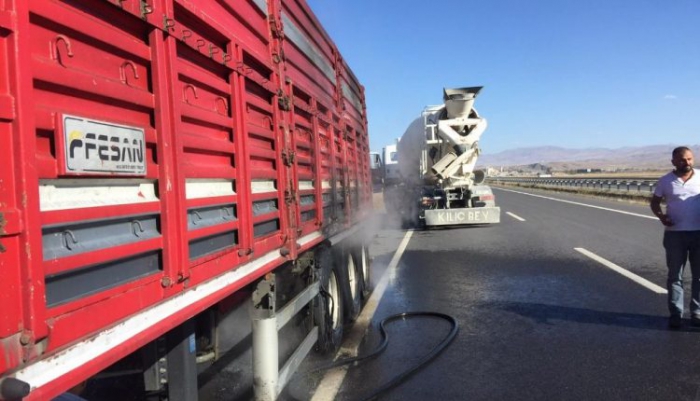 Erzurum’un ilçesinde seyir halindeki tır alev aldı