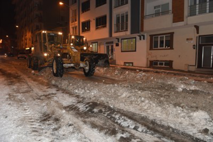 Erzurum Yakutiye belediyesi Gece gündüz kar çalışması yaptı