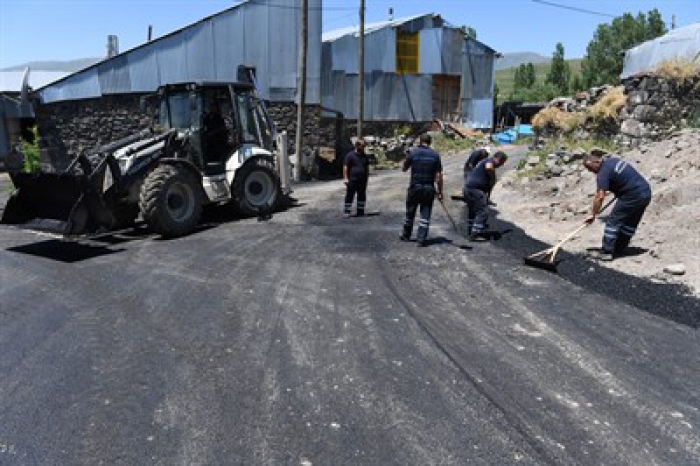 Erzurum Yakutiye, en uzak köyünü asfaltlıyor 