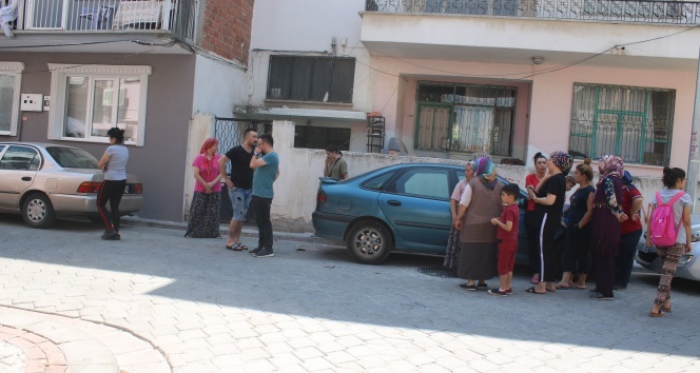 Eşini sokak ortasında boğazından bıçaklayarak dehşet saçtı