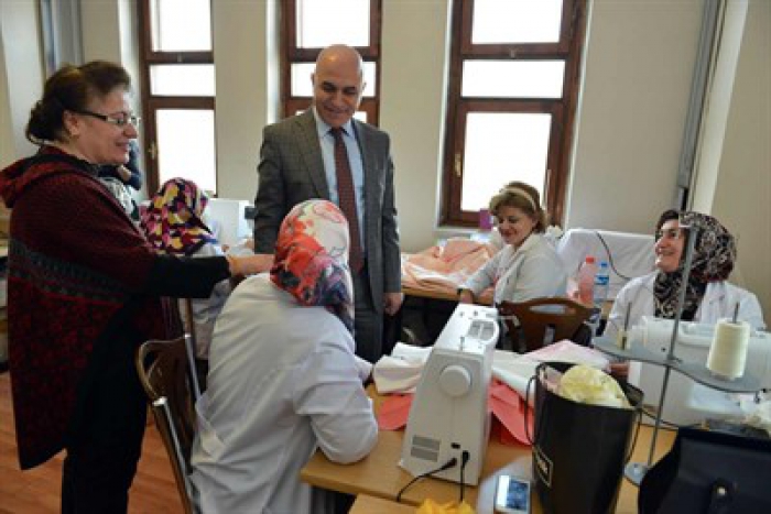 Ev kadınları, meslek edinip üretici oluyorlar