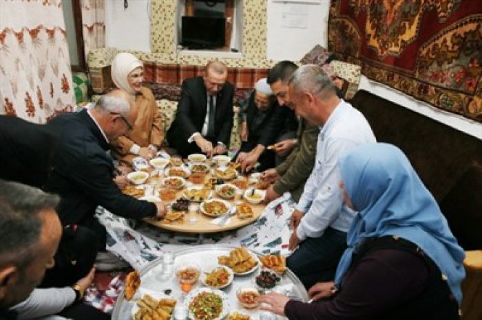 Evinde iftar açtığı kişi bakın kim çıktı? Sosyal medya hesabından duyurdu…