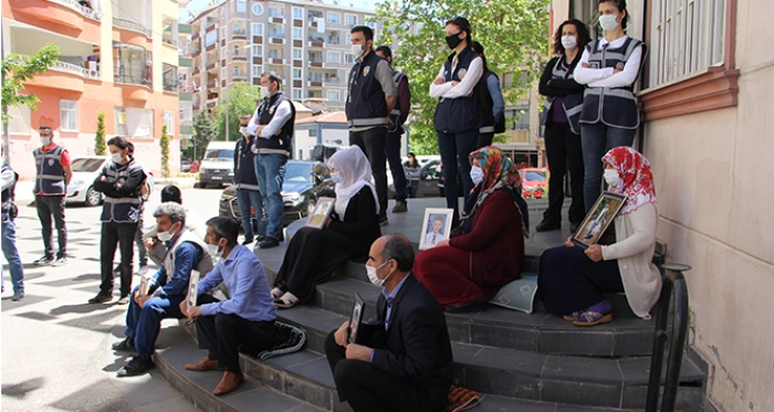 Evlat nöbetindeki aileler, HDP’li vekillerin parti binasına makam aracıyla gelmelerine tepki gösterdi