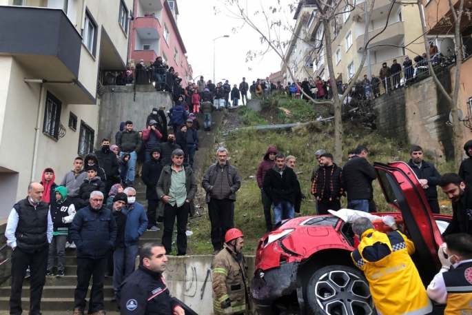 Feci kaza: 25 metreden çocuk parkına uçtu