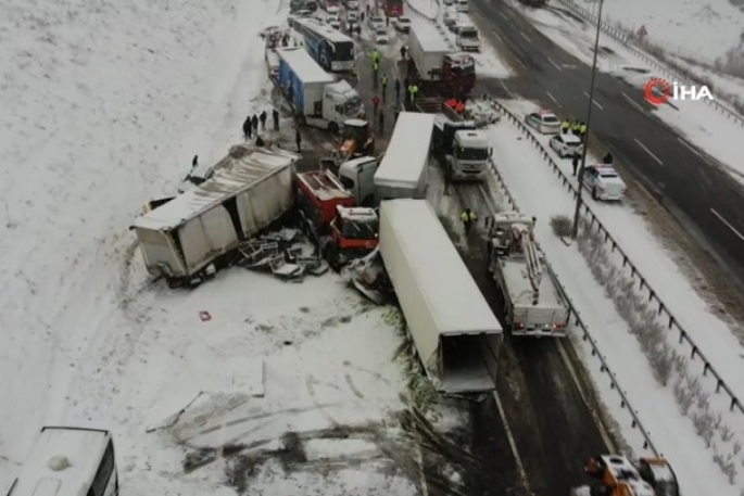 Feci kaza! 5 tır, 2 yolcu otobüsü ve kar küreme aracının karıştığı zincirleme kaza