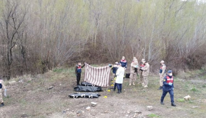 Feci kaza otomobil dereye uçtu: 4 ölü