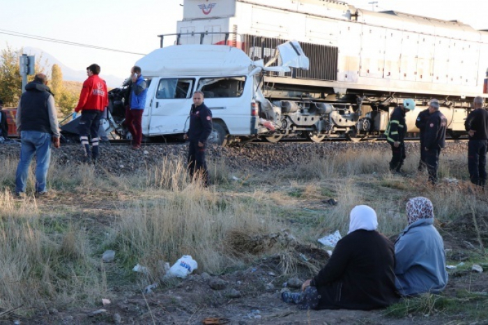 Feci kaza! Tren ile minibüs çarpıştı ölenler var…