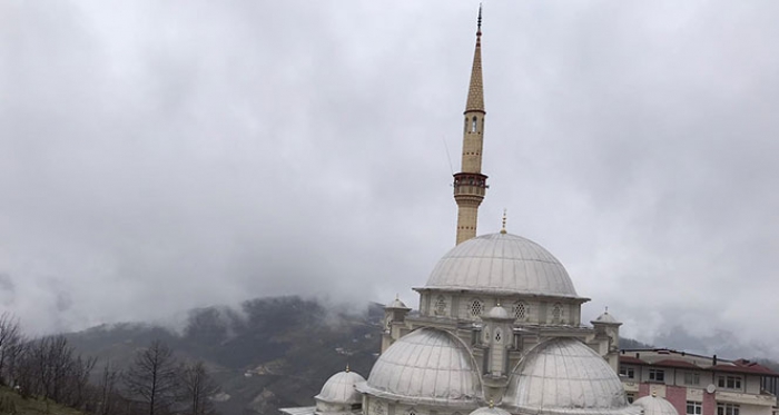 Fırtına minareyi beşik gibi salladı