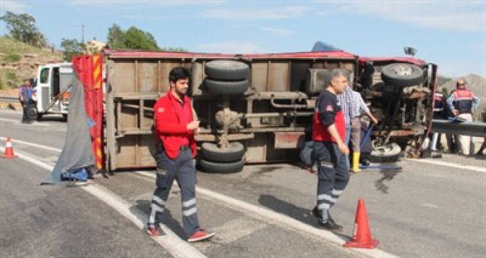 Freni boşalan kamyon devrildi: 3 yaralı