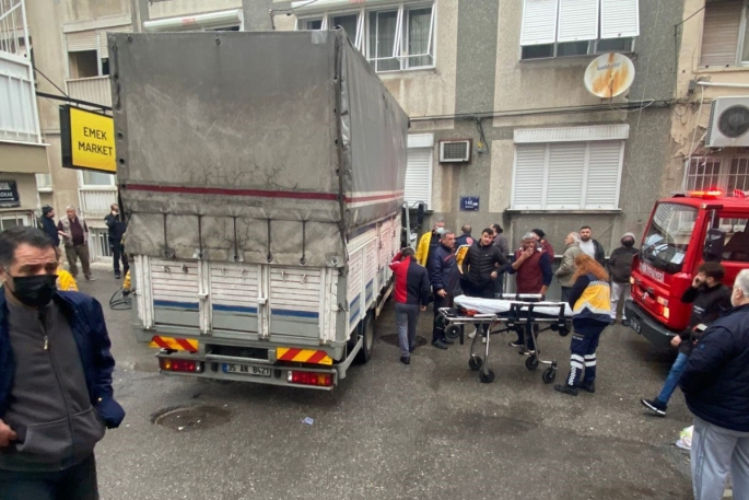 Freni patlayan kamyonet eve çarparak durabildi: 3 yaralı